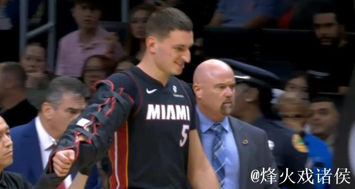 约维奇扣篮被犯规平摔落地,手肘受伤已被护臂包裹离场治疗 约维奇扣篮被犯规平摔落地,手肘受伤已被护臂包裹离场治疗