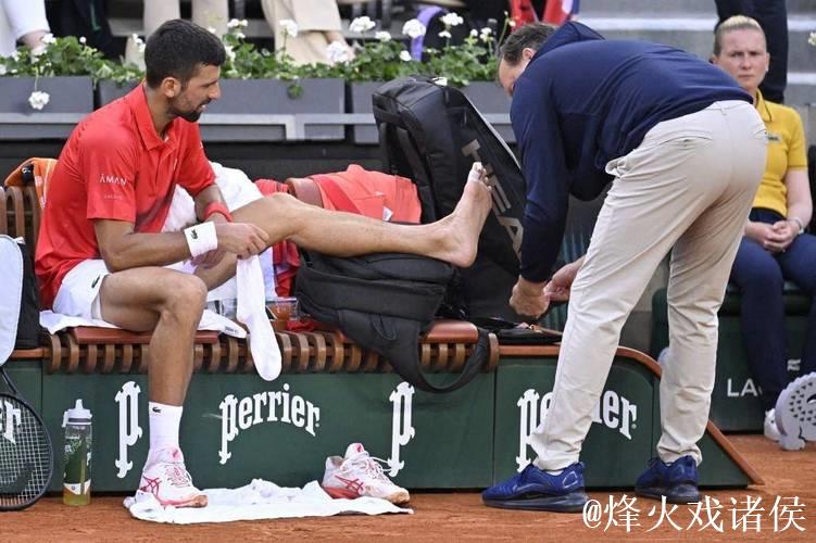 约维奇扣篮被犯规平摔落地,手肘受伤已被护臂包裹离场治疗 约维奇扣篮被犯规平摔落地,手肘受伤已被护臂包裹离场治疗