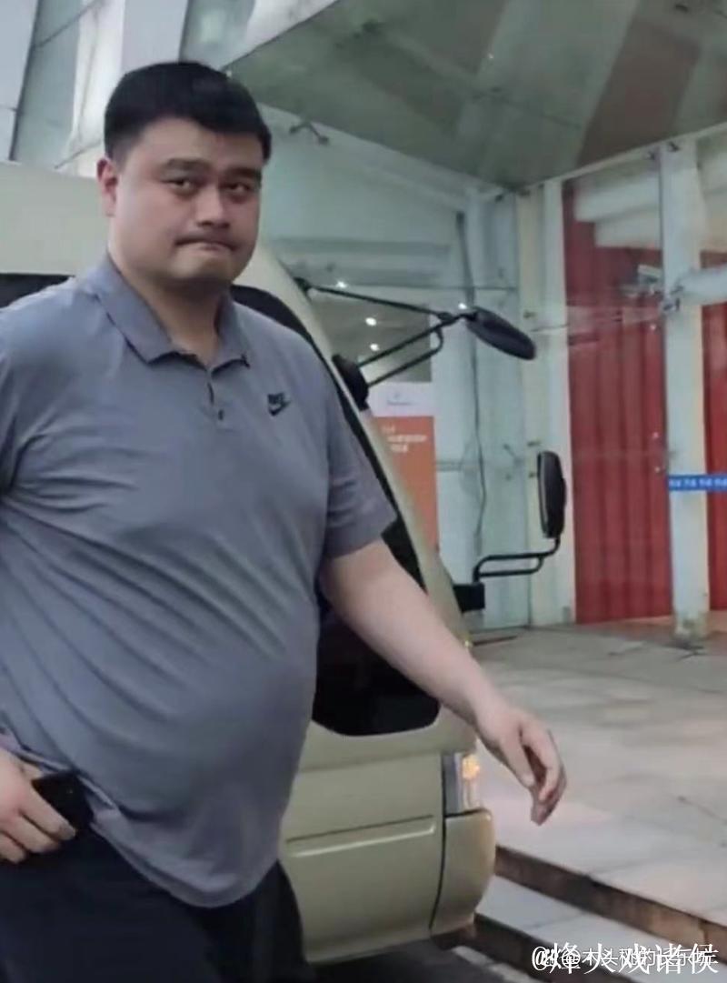 姚明曾最胖体重约400斤,球员时期峰值280斤,如今减肥轻120斤,体重回落至281斤,引发网友热议 姚明曾最胖体重约400斤,球员时期峰值280斤,如今减肥轻120斤,体重回落至281斤,引发网友热议