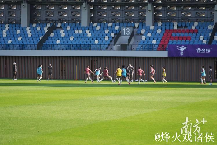 中国女足深圳集训 重塑信心备战亚洲杯 中国女足深圳集训 重塑信心备战亚洲杯