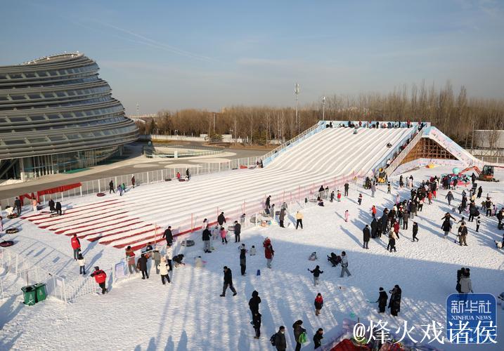 中国最大公益性冰雪艺术园区开园迎客 中国最大公益性冰雪艺术园区开园迎客